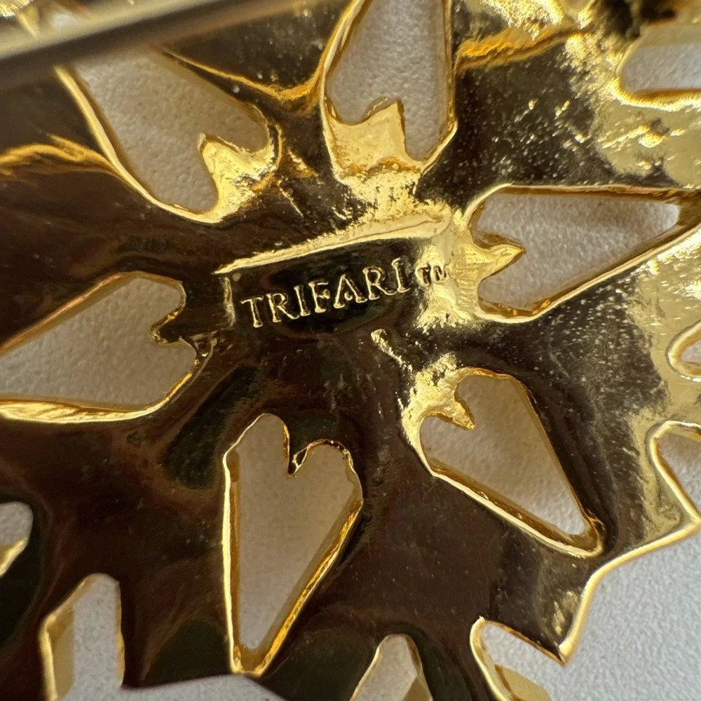 Trifari gorgeous brooch